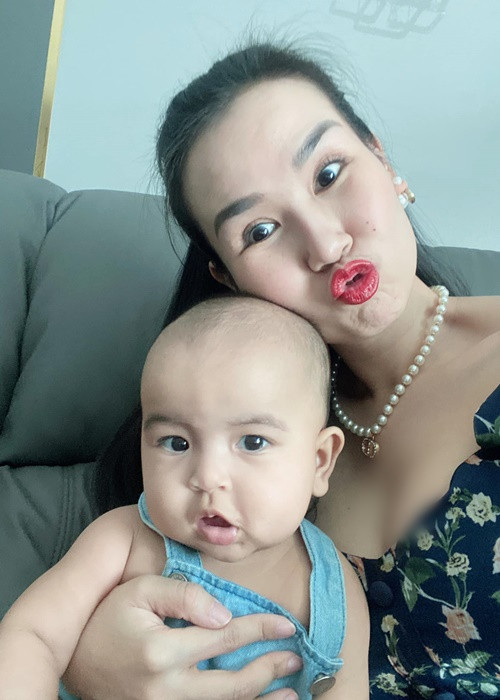 Nữ ca sĩ thừa nhận "nghiện con". "Có lẽ yêu thương con mỗi ngày một nhiều hơn nên mẹ chỉ thích đăng ảnh con, điện thoại cũng nhường chỗ cho hình hay clip của con, bây giờ ở đâu cũng có Moon hết trơn", Võ Hạ Trâm tâm sự.