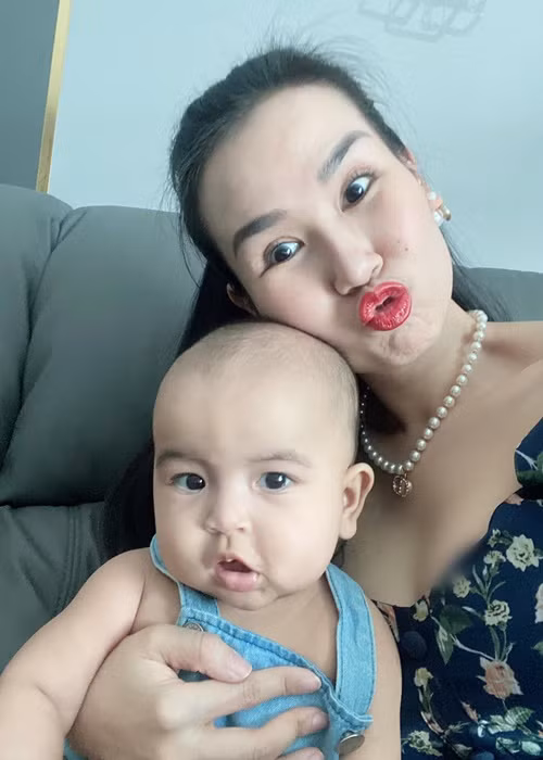 Nữ ca sĩ thừa nhận "nghiện con". "Có lẽ yêu thương con mỗi ngày một nhiều hơn nên mẹ chỉ thích đăng ảnh con, điện thoại cũng nhường chỗ cho hình hay clip của con, bây giờ ở đâu cũng có Moon hết trơn", Võ Hạ Trâm tâm sự.