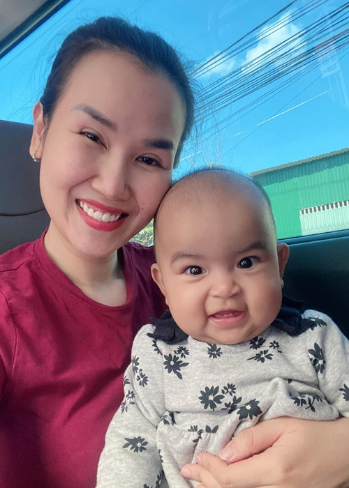 Bé Moon là nguồn động lực cho vợ chồng Võ Hạ Trâm. "Đang mệt mà chỉ cần con cười một phát là mẹ như mới uống nước tăng lực vậy", nữ ca sĩ thổ lộ.