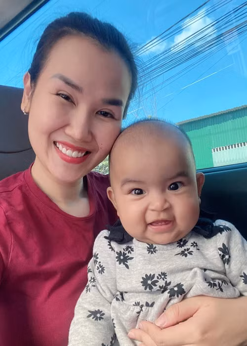 Bé Moon là nguồn động lực cho vợ chồng Võ Hạ Trâm. "Đang mệt mà chỉ cần con cười một phát là mẹ như mới uống nước tăng lực vậy", nữ ca sĩ thổ lộ.