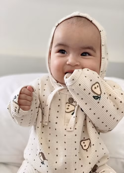 Bé Moon bắt cảm xúc của bố mẹ rất nhanh. "Moon mếu máo khi thấy mẹ khóc nhưng nhìn bố cười, con biểu cảm toe toét theo trông rất đáng yêu", Võ Hạ Trâm từng chia sẻ.