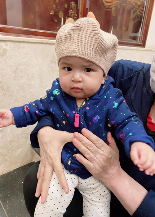 "Moon đi máy bay không khóc la gì cả, chỉ ngồi chơi rồi nói chuyện suốt hành trình. Ăn no rồi lại ngủ, ngủ dậy thì chơi. Cứ thế mà cả chuyến đi em luôn thích thú với thế giới muôn màu xung quanh", Võ Hạ Trâm tiết lộ.