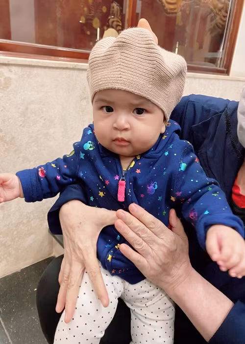 "Moon đi máy bay không khóc la gì cả, chỉ ngồi chơi rồi nói chuyện suốt hành trình. Ăn no rồi lại ngủ, ngủ dậy thì chơi. Cứ thế mà cả chuyến đi em luôn thích thú với thế giới muôn màu xung quanh", Võ Hạ Trâm tiết lộ.