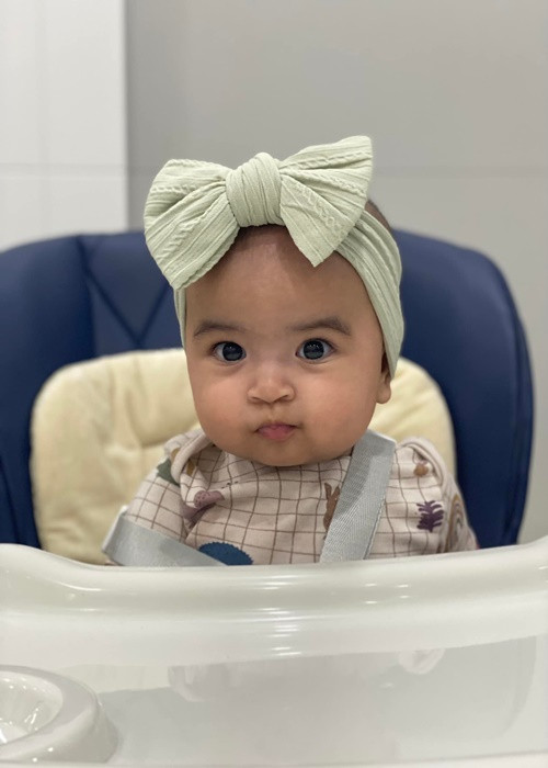 Nhóc tì lai Ấn Độ nhà Võ Hạ Trâm "hot" không kém mẹ nhờ vẻ ngoài đáng yêu.