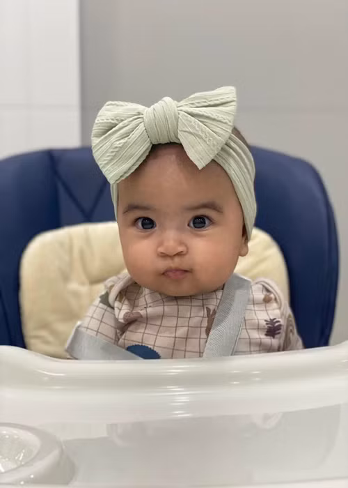 Nhóc tì lai Ấn Độ nhà Võ Hạ Trâm "hot" không kém mẹ nhờ vẻ ngoài đáng yêu.