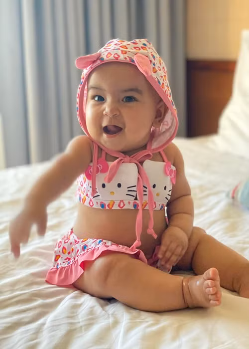 Tinh nghịch, bé Moon luôn khiến bầu không khí gia đình khi nào cũng sôi nổi.