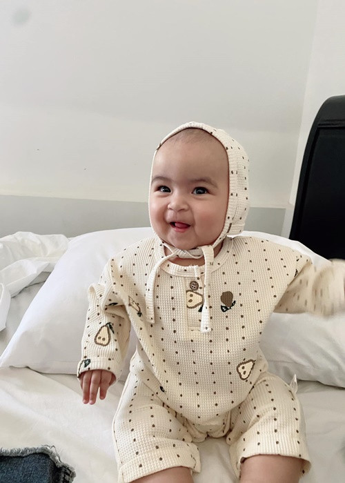 Võ Hạ Trâm chia sẻ, bé Moon càng lớn càng nịnh mẹ, thấy mẹ là cười.