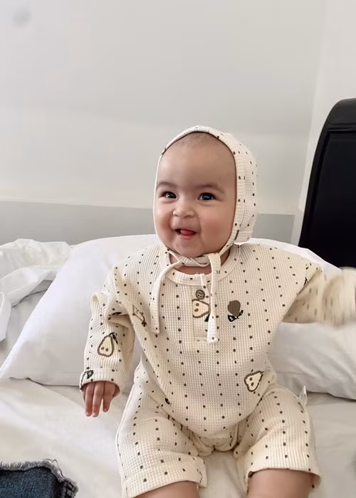 Võ Hạ Trâm chia sẻ, bé Moon càng lớn càng nịnh mẹ, thấy mẹ là cười.