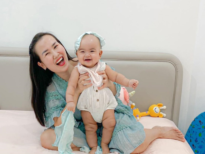 Vợ chồng nữ ca sĩ mong sớm dịch bệnh sớm kết thúc để đưa con gái thăm ông bà nội ở Ấn Độ.