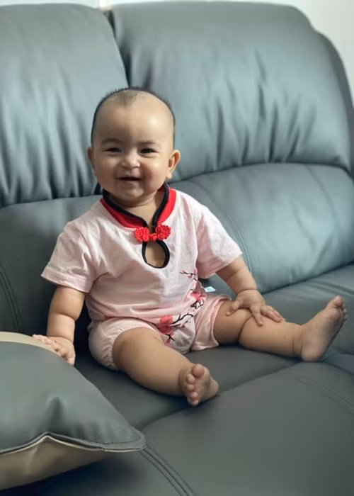 Võ Hạ Trâm thoải mái khoe con gái chứ không giấu mặt con như nhiều sao Việt.