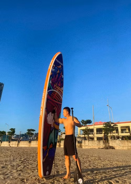 Mới đây, khi bị ném đá vì đăng ảnh táo bạo, Cao Thái Sơn lên tiếng: "Quên mất trên mạng xã hội còn nhiều cháu dưới 18 tuổi đang theo dõi nên phải nắn chỉnh lại post hình đứng đắn thôi".