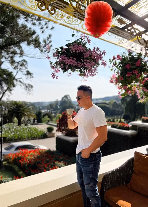 Angela Phương Trinh cảm nhận nam ca sĩ là người sâu sắc, nội tâm, có thể tin tưởng và chia sẻ được.