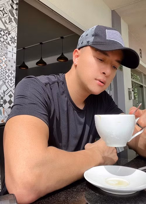 Trong cuộc phỏng vấn với Ngôi sao, Angela Phương Trinh chia sẻ, Cao Thái Sơn là người tâm lý, chu đáo, khôi hài khiến cô có cảm giác ấm áp và bình yên.