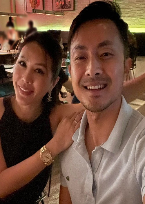 Sau đám cưới, cặp đôi vẫn dính như hình với bóng.