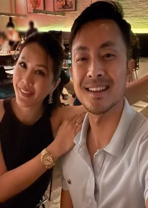 Sau đám cưới, cặp đôi vẫn dính như hình với bóng.