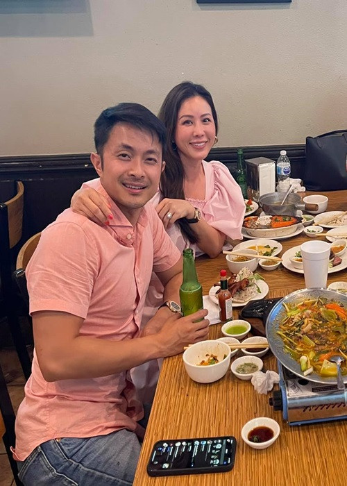 Vợ chồng Thu Hoài sánh đôi trong buổi gặp gỡ bạn bè.