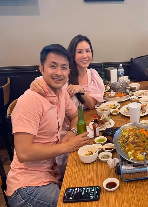 Vợ chồng Thu Hoài sánh đôi trong buổi gặp gỡ bạn bè.