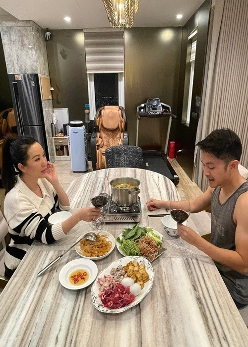 Bà mẹ 3 con ăn tối riêng tư bên ông xã kém tuổi.