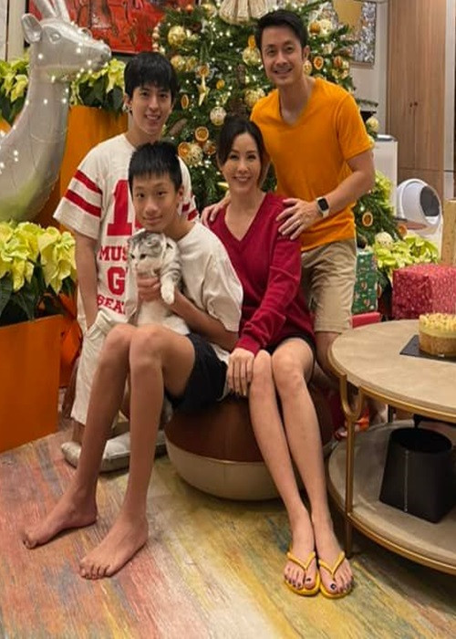 "Cuộc sống của tôi đã quá nhiều phức tạp rồi nên chỉ muốn sống sao cho đơn giản. Còn cha mẹ của anh là người muốn con cái làm gì cũng phải thông qua họ. Bởi vậy, tôi nghĩ gặp nhau thế nào cũng phức tạp hơn nên thà không gặp", Thu Hoài trải lòng.