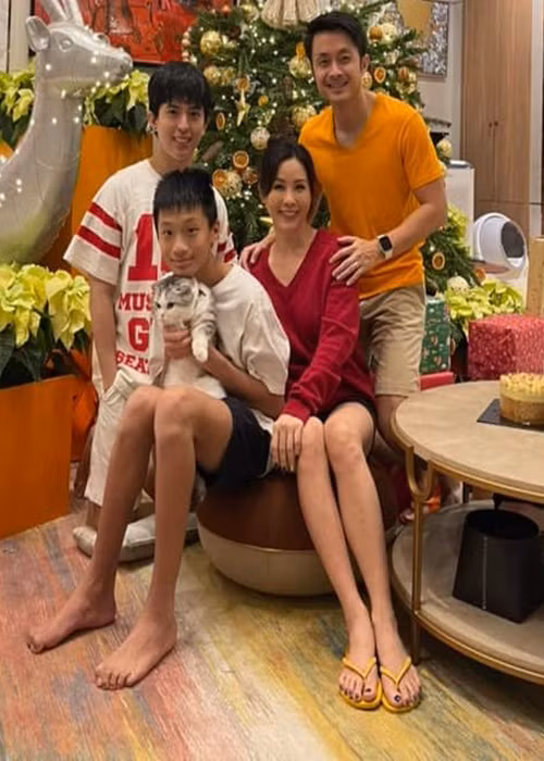 "Cuộc sống của tôi đã quá nhiều phức tạp rồi nên chỉ muốn sống sao cho đơn giản. Còn cha mẹ của anh là người muốn con cái làm gì cũng phải thông qua họ. Bởi vậy, tôi nghĩ gặp nhau thế nào cũng phức tạp hơn nên thà không gặp", Thu Hoài trải lòng.