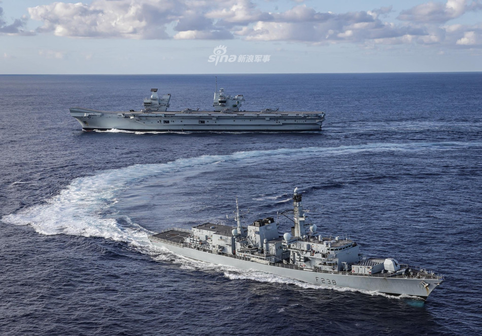 Ngoài HMS Queen Elizabeth, sự xuất hiện của HMS Northumberland trong loạt ảnh vừa được công bố cũng rất đáng chú ý. HMS Northumberland dù được báo chí Anh coi là một khu trục hạm nhưng theo các tiêu chuẩn quốc tế, đây chỉ xứng đáng là một khinh hạm với độ giãn nước tối đa không quá 5000 tấn. Tàu có chiều dài 133 mét, rộng 16,1 mét và mớm nước tối đa 7,3 mét. Nguồn ảnh: Sina.