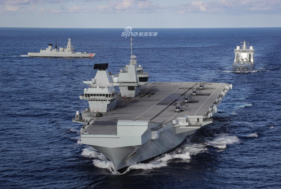 Từ những bức ảnh do quân đội Anh công bố, có thể thấy rằng máy bay chiến đấu F35 không đậu trên boong tàu Elizabeth. Loại máy bay hiện diện ở đây này đều là trực thăng. Nguồn ảnh: Sina.