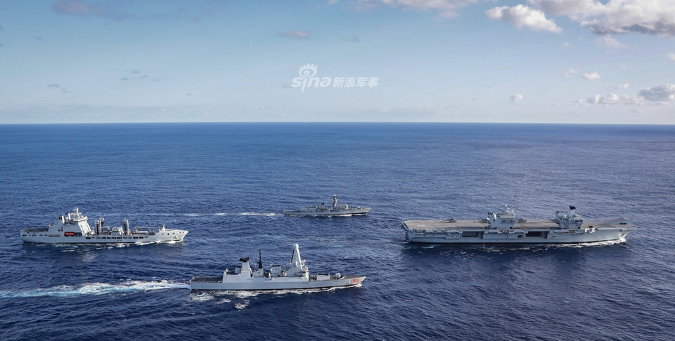 Mới đây, Hải quân Hoàng gia Anh vừa công bố hình ảnh đội sân bay tấn công trên Đại Tây Dương làm nhiệm vụ tuần tra biển thường trực. Đội tàu tấn công gồm 4 chiếc, trong đó nổi bật nhất là tàu sân bay tỷ USD HMS Queen Elizabeth được hộ tống bởi tàu HMS Northumberland và HMS Dragon, cùng với một tàu hậu cần. Nguồn ảnh: Sina.