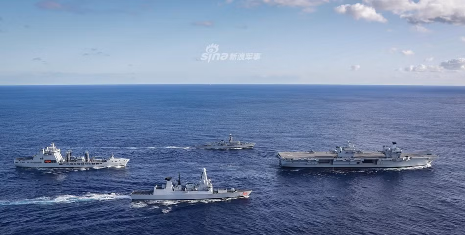 Mới đây, Hải quân Hoàng gia Anh vừa công bố hình ảnh đội sân bay tấn công trên Đại Tây Dương làm nhiệm vụ tuần tra biển thường trực. Đội tàu tấn công gồm 4 chiếc, trong đó nổi bật nhất là tàu sân bay tỷ USD HMS Queen Elizabeth được hộ tống bởi tàu HMS Northumberland và HMS Dragon, cùng với một tàu hậu cần. Nguồn ảnh: Sina.