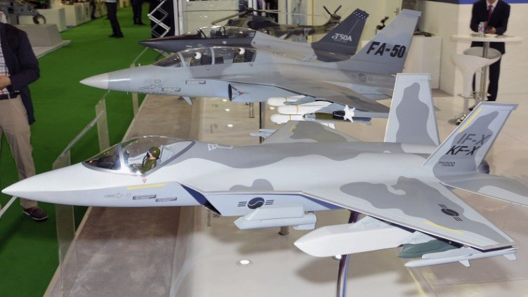 Trước băn khoăn về việc diện tích phản xạ radar (RCS) của tiêm kích KF-X không đáp ứng tiêu chuẩn, các nhà thiết kế đã giải thích rõ rằng chiếc chiến đấu cơ này có 3 biến thể tương ứng với từng giai đoạn phát triển.