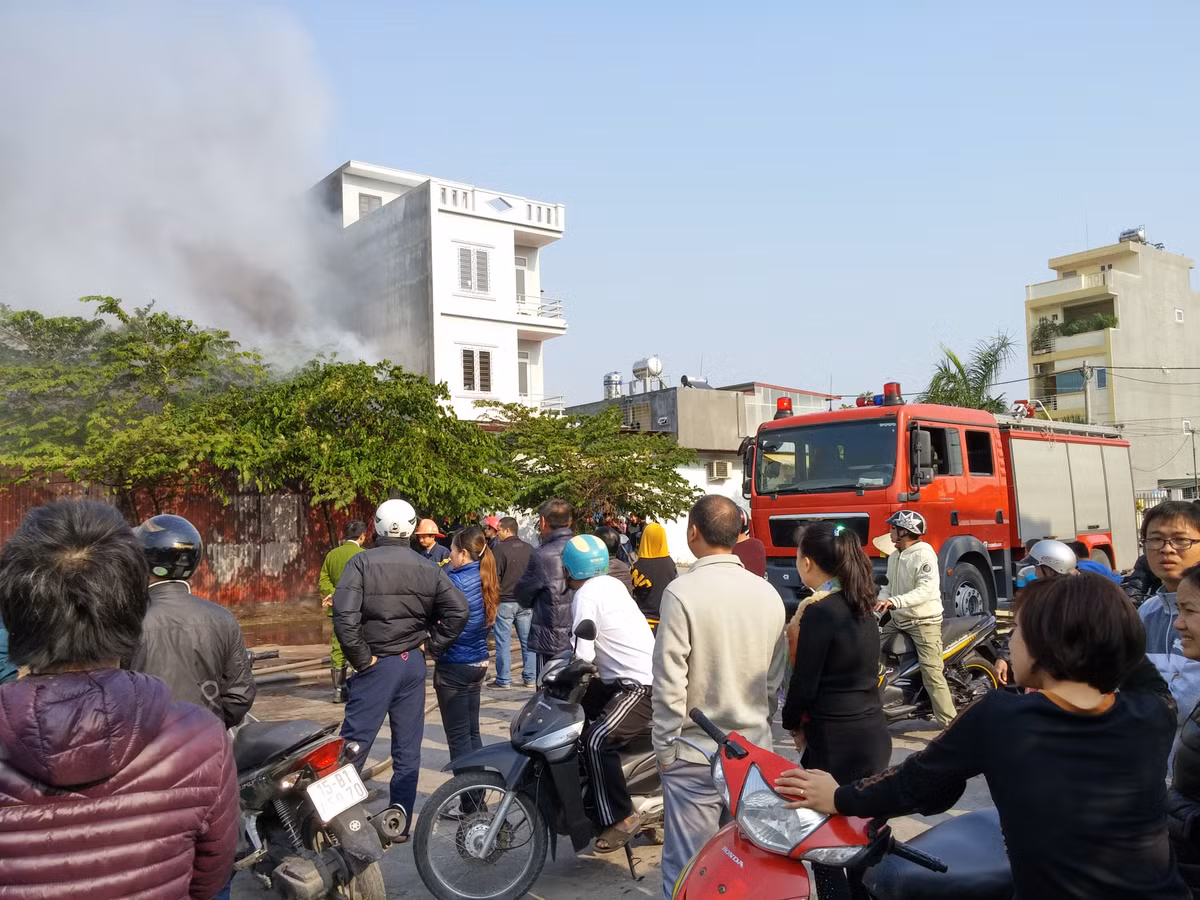 Theo ông Đào Văn Huy ( 44 tuổi ), giám đốc doanh nghiệp cho biết: Khoàng 12h45 tôi nhận được điện thoại thông báo xưởng nến bị cháy, tôi và vợ vội vàng tới nơi thì ngọn lửa đã bùng cháy toàn bộ 500 m2 nhà xưởng. Trong xưởng khi bị cháy có 1 chiếc xe đạp điện, một chiếc xe máy và một số lô nến thành phẩm ước tính giá trị khoảng 300 triệu đồng”