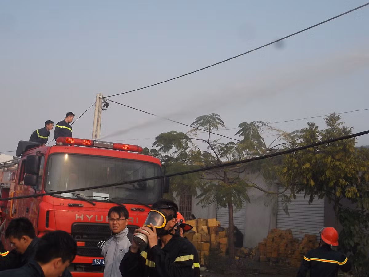 Chiếc xe cứu hỏa vun vòi nước hết tốc lực để khống chế ngọn lửa.