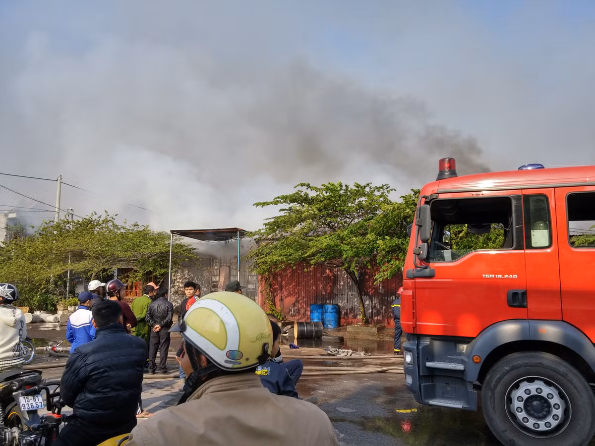 Khoảng 20 phút sau khi có cháy lượng lượng PCCC công an TP.Hải Phòng đã có mặt kịp thời dập tắt lửa, khống chế.