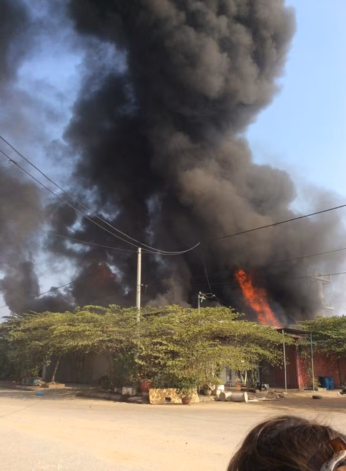Ngọn lửa nhanh chóng bùng lên khắp xưởng nến này. Cột khói đen cao hàng trăm mét mù mịt trên bầu trời thành phố Hải Phòng.