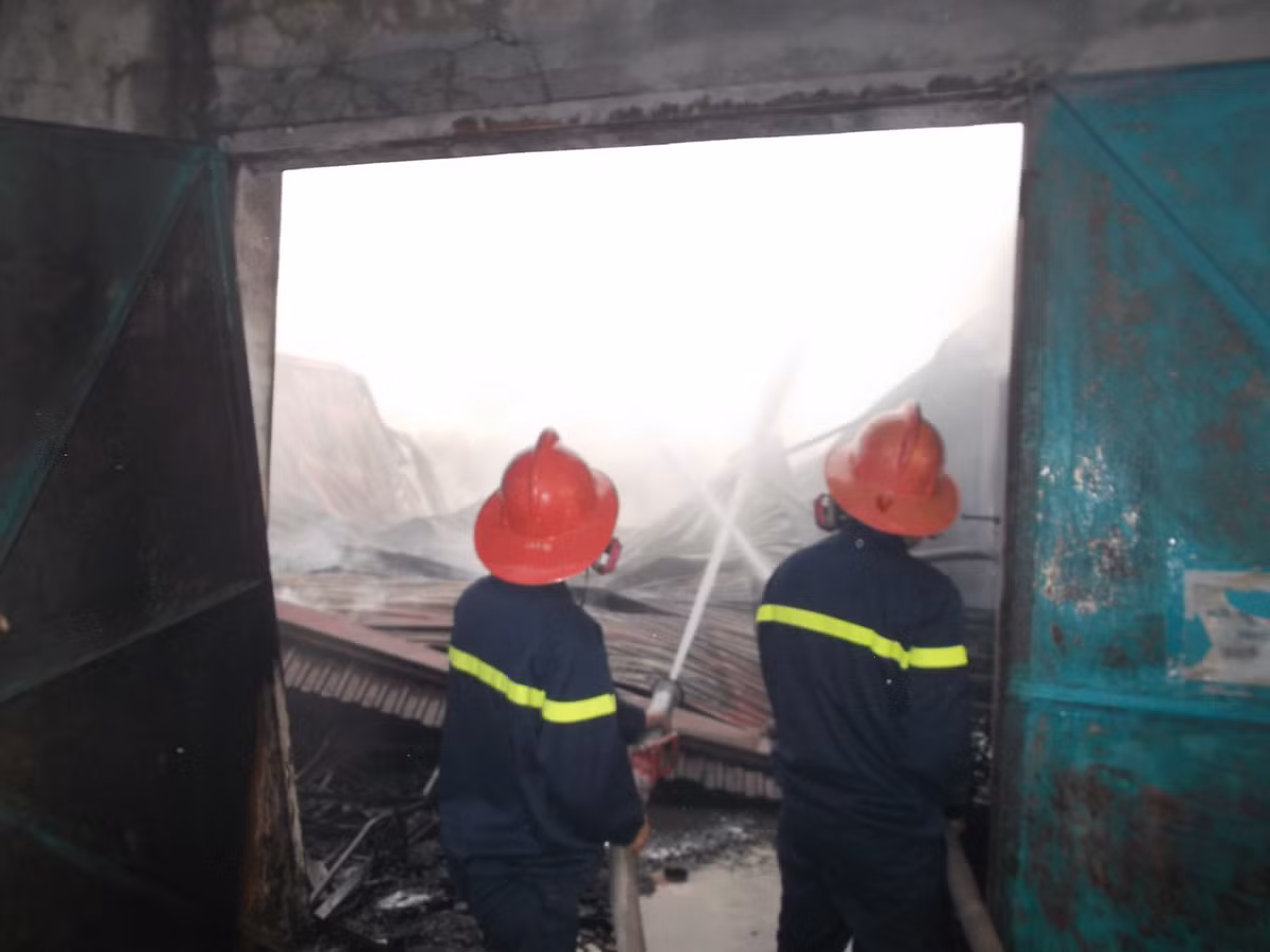 Anh Phạm Văn Cường ( 54 tuổi, ngã ba Đồng Xá 2, phường Cát Bi, Q.Hải An, TP.Hải Phòng) cho biết “ khoảng 12h anh Cường đi qua nhà ông Thức ngay cạnh xưởng thấy vợ và hai con anh Thức đang nấu cơm bằng bếp củi, sau đó lửa bén vào ngôi nhà hoang ở giữa xưởng và nhà anh Thức, tôi hô hoán người dân ra dập lửa nhưng không thể nào dập tắt được. Đến 1 tiếng sau mới thấy cứu hỏa đến thì đã muộn mất rồi”.