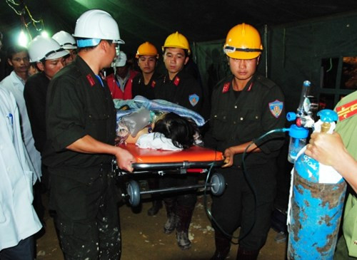 Các công nhân được giải cứu thành công nhờ phương pháp "hầm trong cát".