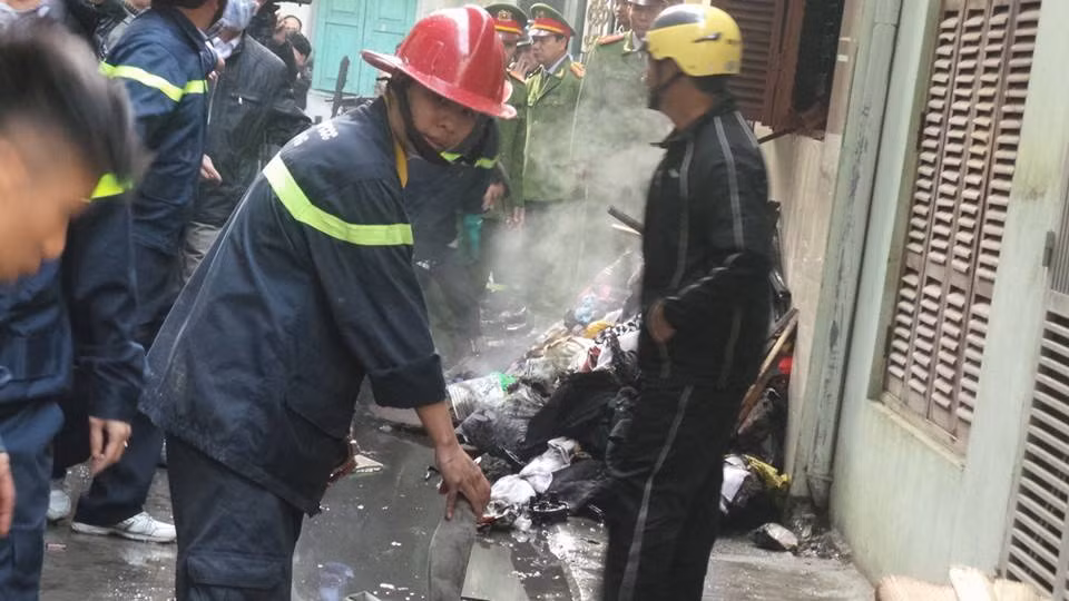 Tuy nhiên công tác cứu hỏa gặp nhiều khó khăn do cửa bị khóa trái. Hơn nữa khi cháy gác lửng sập xuống nên việc chữa cháy gặp khó khăn. Lực lượng phòng cháy chữa cháy nhận được thông tin lúc 5 giờ 15 và 5 giờ 20 xe cứu hỏa tới hiện trường. Sau 20 phút cơ bản khắc phục đám cháy.