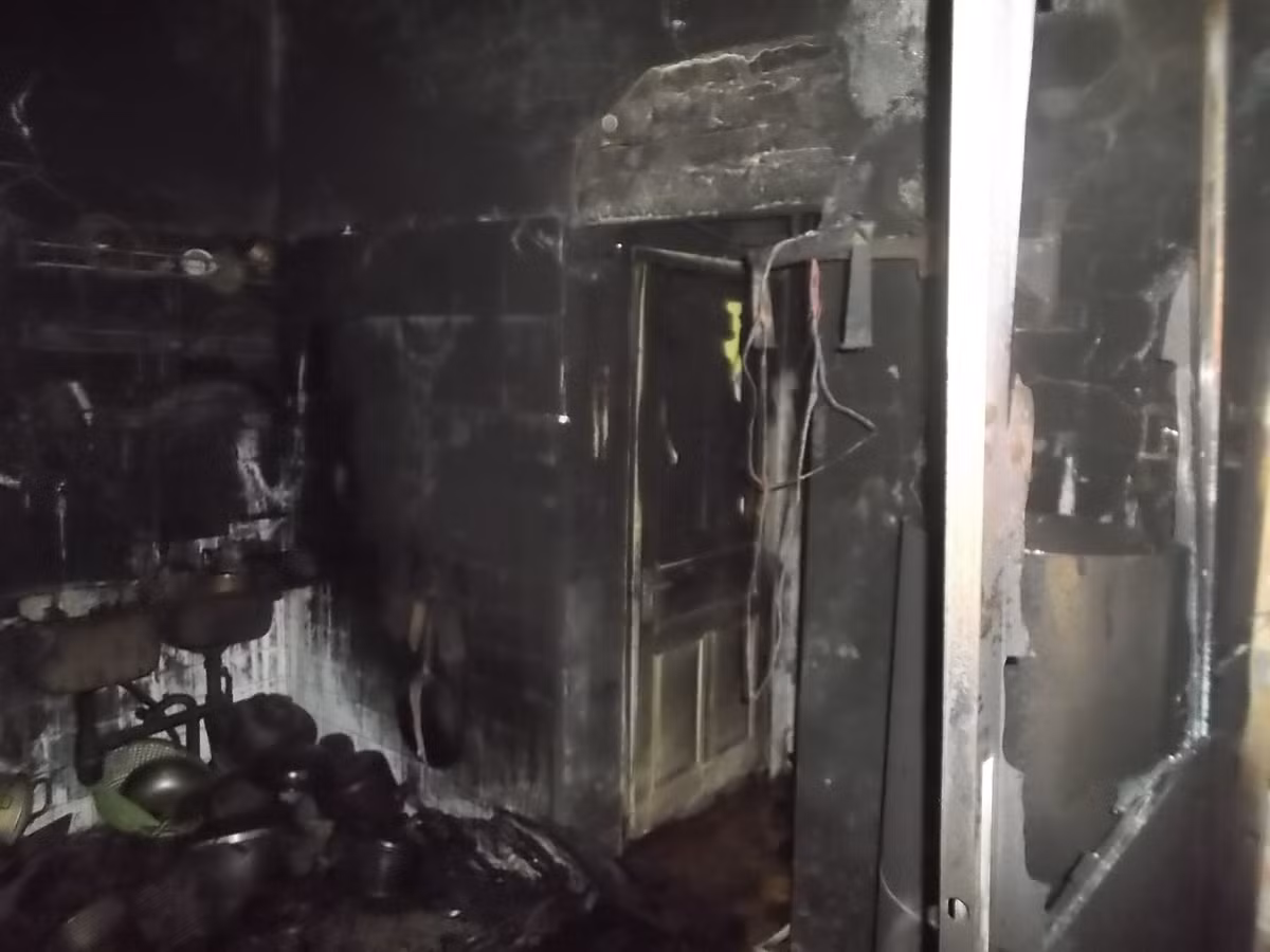 Trên nền bếp cũ của căn nhà, một căn phòng bê tông mới được xây xong, làm phòng ngủ cho vợ chồng anh Vinh chị Kiều