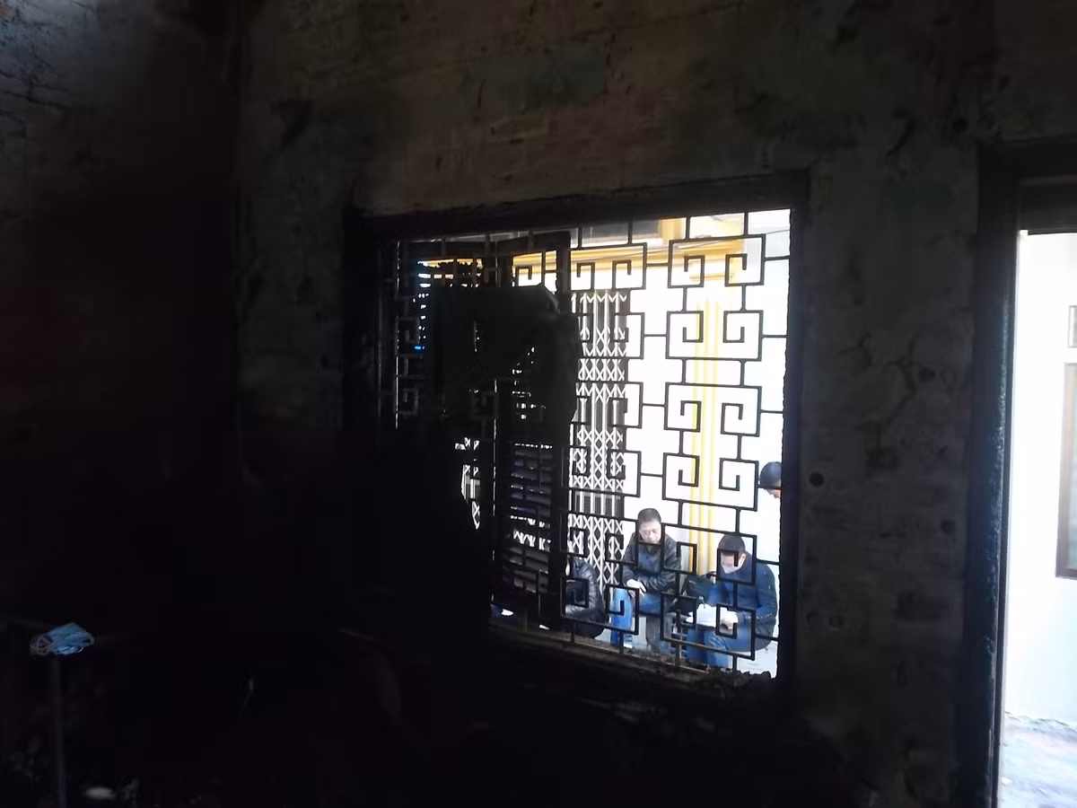 Khi xảy ra hỏa hoạn, hàng chục người đã cố gắng phá cửa để cứu các nạn nhân nhưng không thành.