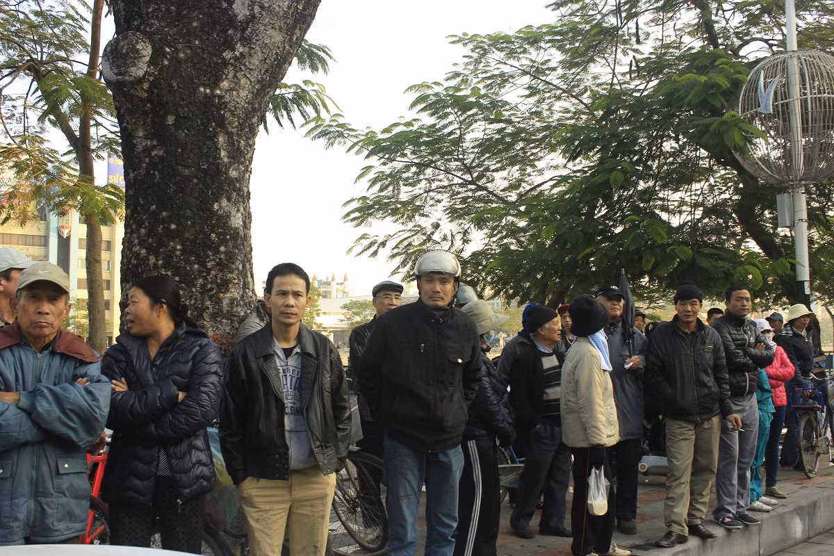 Hàng xóm của các nạn nhân đồng thời là nhân chứng vụ việc cho biết vụ cháy được phát hiện vào khoảng 3 giờ khi một hàng xóm dậy nấu xôi chè ngửi thấy mùi khét và nghe thấy tiếng kêu cứu bên trong nhà anh Vinh. Một người gọi điện vào bên trong được gia chủ cho biết là cháy nhưng cửa khóa nên không thể ra được. Mọi người hô hào nhau phá cửa giải cứu các nạn nhân nhưng bất thành. Khoảng 4 giờ 30 phút có tiếng nổ lớn phát ra từ bên trong nên hàng xóm bỏ chạy.