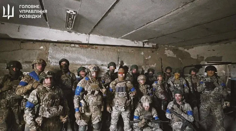 Theo báo chí Kiev đưa tin, người đứng đầu Tổng cục Tình báo Ukraine (GUR) Kirill Budanov đã có mặt tại mặt trận và thông báo rằng nhà máy đã bị các đặc nhiệm của cơ quan này chiếm được. Tin tức này nhanh chóng lan truyền trong nội bộ Ukraine và trở thành tâm điểm bàn tán của công chúng. Ảnh: Tổng cục Tình báo Ukraine.