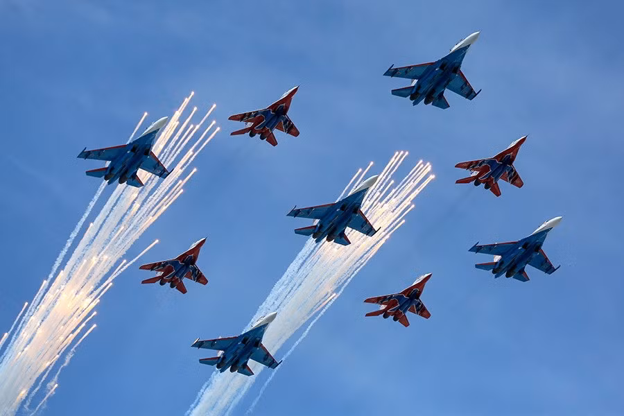 Các đội bay thuật lái "Tráng sỹ Nga" và "Chim én" với các máy bay Su-27 và MiG-29.