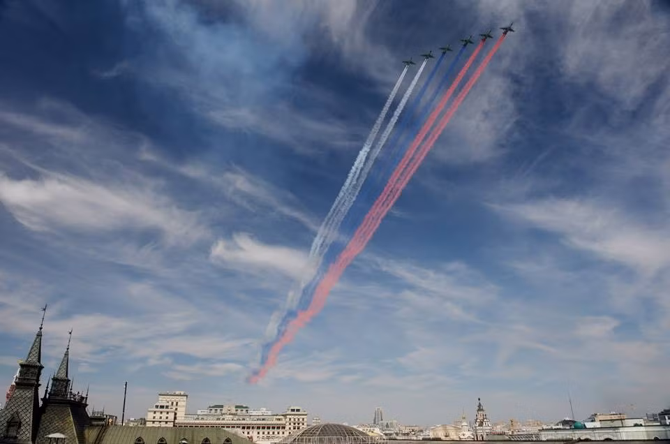 Biên đội máy bay cường kích Su-25SMT tạo hình quốc kỳ Nga khép lại màn duyệt binh của lực lượng không quân Nga.