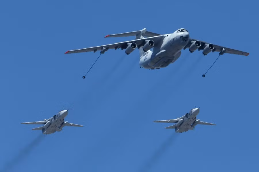 Máy bay tiếp dầu IL-78 và hai máy bay cường kích Su-24.
