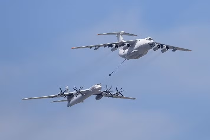 Máy bay tiếp dầu IL-78 và máy bay ném bom chiến lược Tu-95MS.