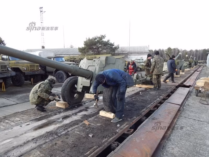 Sau khi đã hoàn tất, các pháo được sửa chữa sẽ được đưa lên tàu hỏa…