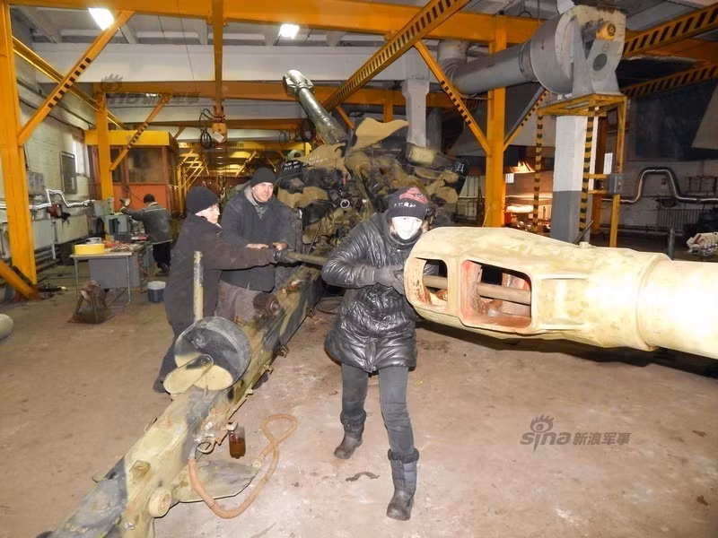 Tham nha may sua phao cho Quan doi Ukraine