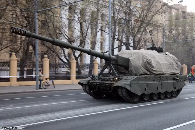 Theo Army Recognition, 2S35 sở hữu pháo chính 2A88 với đường kính 152 mm. Pháo sử dụng hệ thống nạp đạn tự động, có thể bắn nhiều loại đạn. Đặc biệt, pháo có thể bắn 9K25 Krasnopol - đạn pháo dẫn hướng laser thế hệ mới.