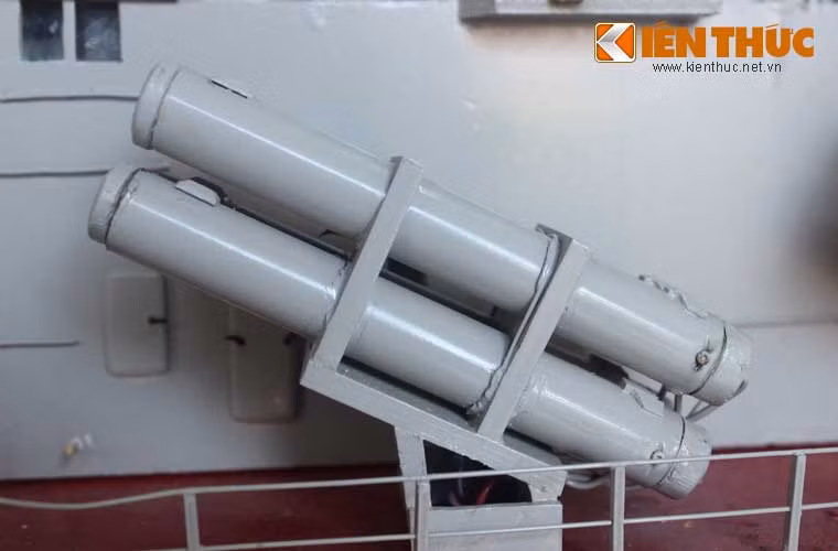 Hệ thống tên lửa chống hạm cận âm Uran-E được bố trí thành 4 module (16 ống phóng) trang bị 2 bên thân tàu, tầm bắn hiệu quả 120-150km với tốc độ lên tới 1.100km/h.