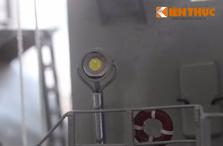 Đèn dùng phát tín hiệu giữa các tàu khi hành quân trong đội hình biên đội ở cự li gần.