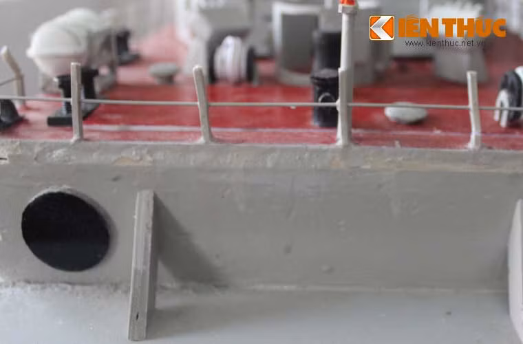 Ngoài hệ thống chân vịt, Project 12418 Molniya còn có hệ thống động cơ tua bin khí (ống màu đen) dùng để tăng tốc khi chiếm lĩnh vị trí chiến đấu hoặc rời xa kẻ thù.